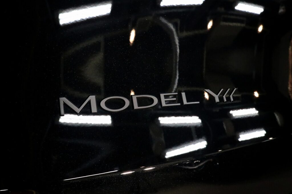 テスラ・モデルYL（2026年式・新車）リアエンブレム