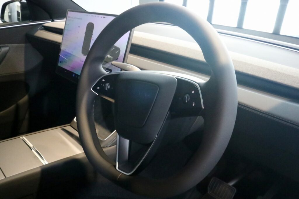 テスラ・モデルY（2026年式・新車）ステアリング